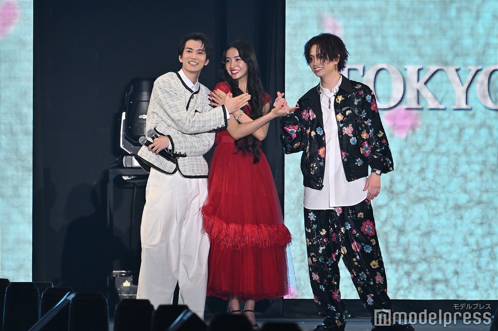 「女神降臨」ポーズでキメる渡邊圭祐、Koki、綱啓永（C）モデルプレス