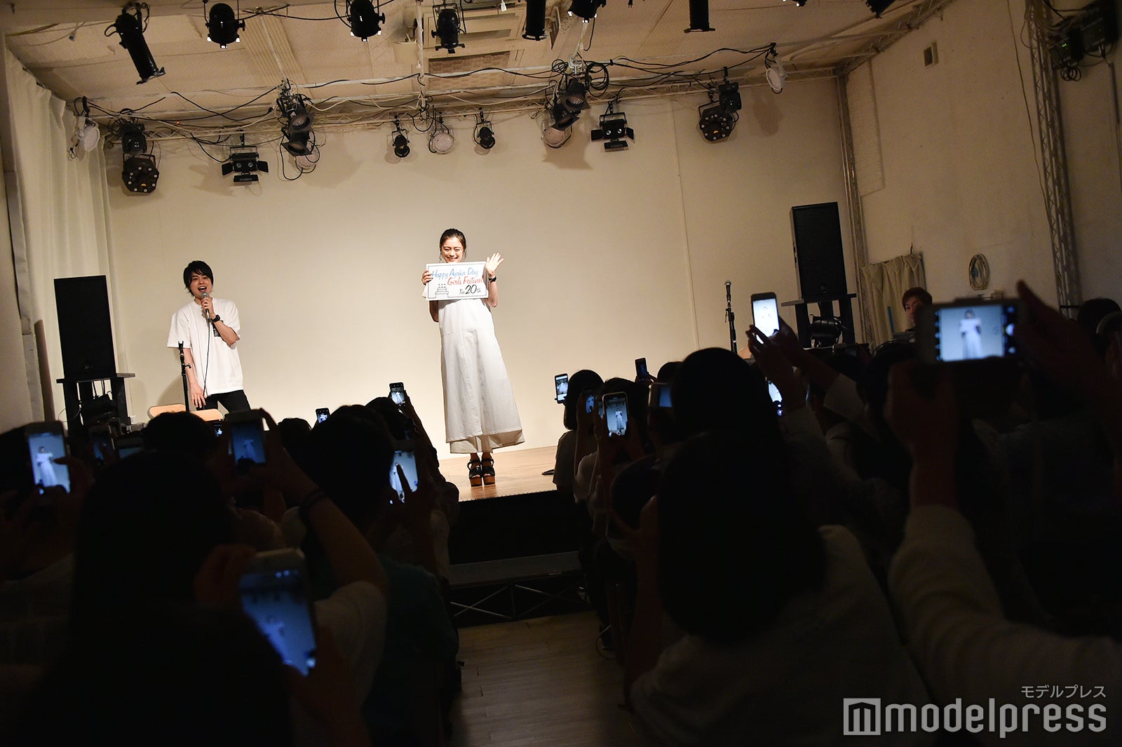 撮影タイムでファンからスマホを向けられる／紺野彩夏ファンミーティング「HAPPY AYAKA DAY GIRLS FESTIVAL」の様子 （C）モデルプレス