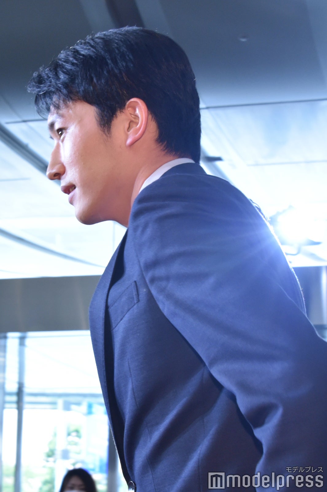 去り際の杉野遥亮（C）モデルプレス