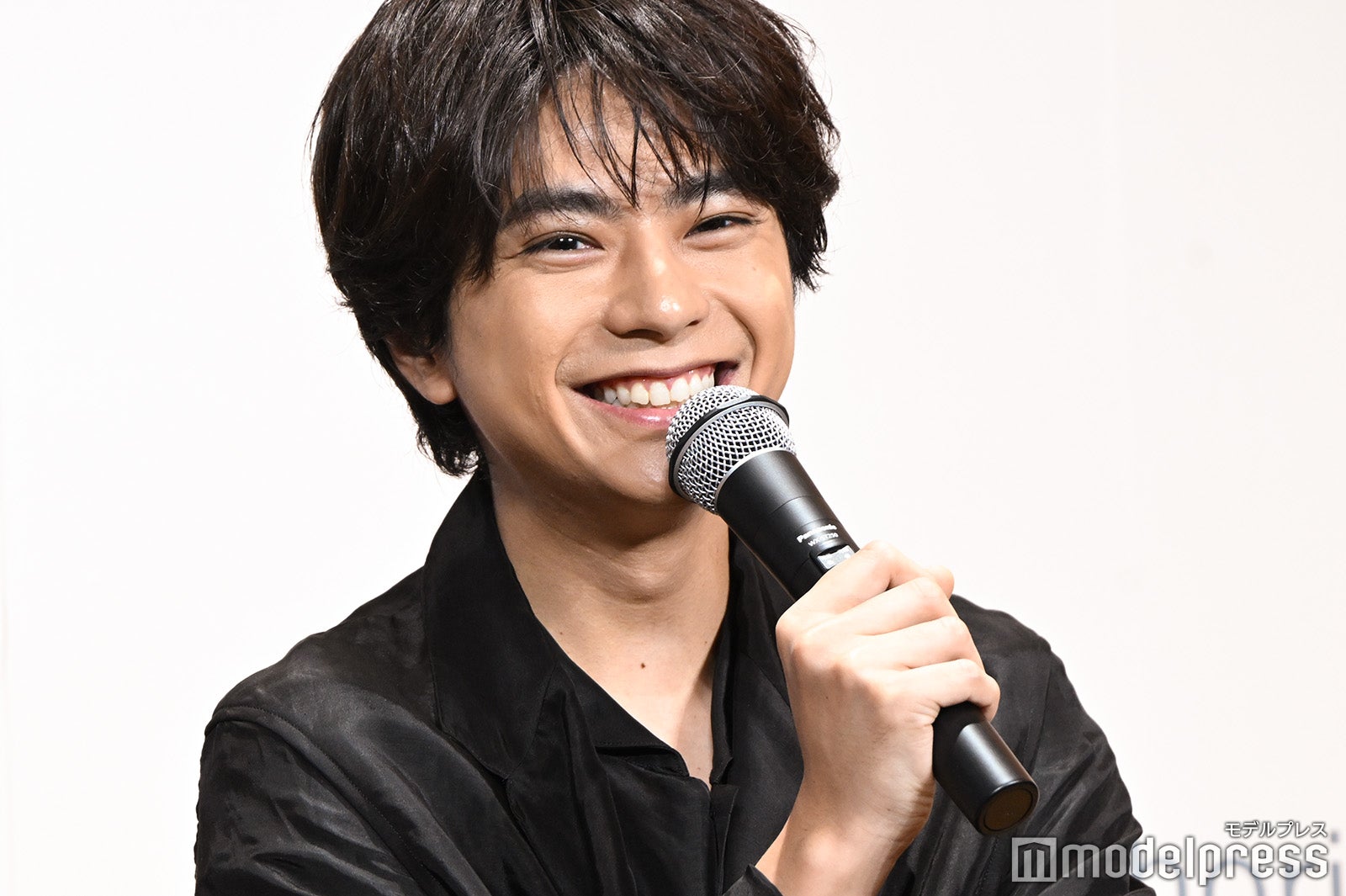 timeleszの誰に1番見てほしいか聞かれて笑顔で「聡ちゃん」と回答した佐藤勝利（C）モデルプレス