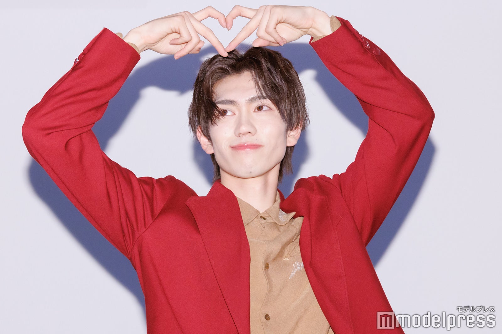 ハートマークを作る樋口幸平（C）モデルプレス