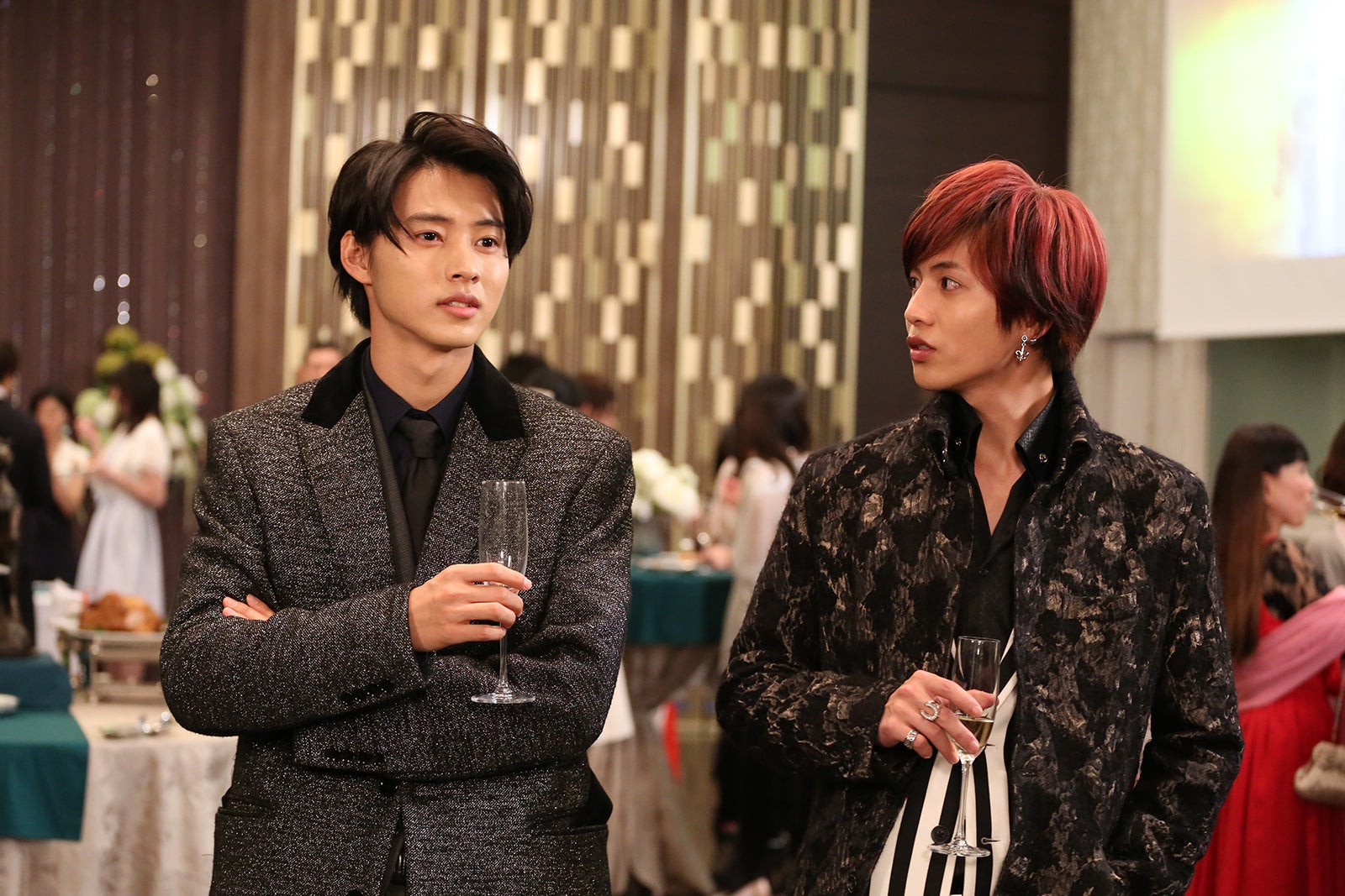 イケメンすぎるホストコンビ…（C）NTV