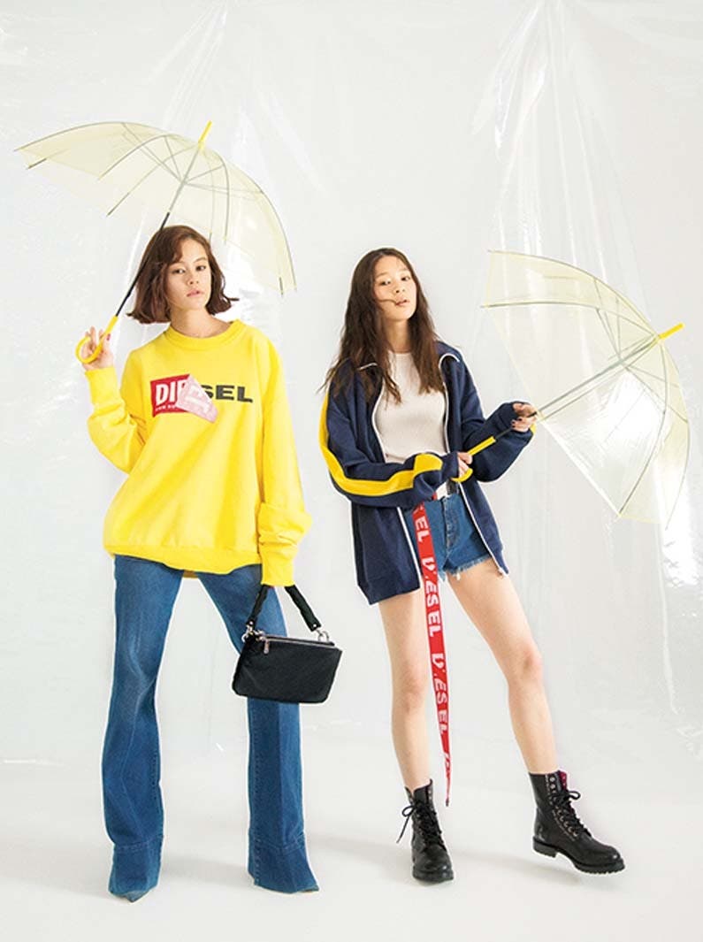 (左)ロゴスウェット(メンズ)¥16,800、フレアデニムパンツ¥25,000、ロゴバッグ¥18,800、パンプス¥26,000/DIESEL JAPAN(DIESEL) (右)タンクトップ¥16,800、デニムショートパンツ¥17,800、ジャージ(メンズ)¥19,800、ロゴベルト¥8,800、レースアップブーツ¥47,000/DIESEL JAPAN(DIESEL)