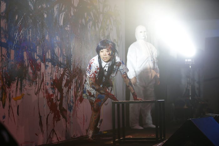 衣装も色まみれ(画像提供:よしもとクリエイティブ・エージェンシー)