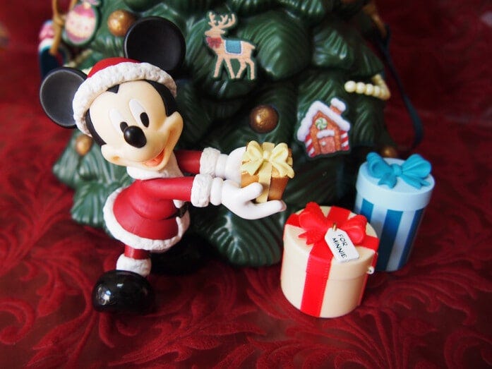 ポップコーンバケットをよく見ると“FOR MINNIE”。ミッキーマウスからミニーマウスへのプレゼントのようです