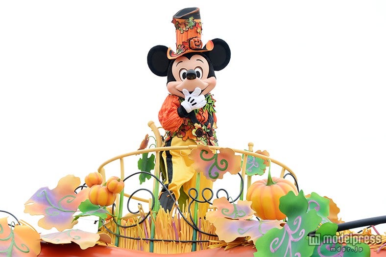 華やかなパレード「ハッピーハロウィーンハーベスト」