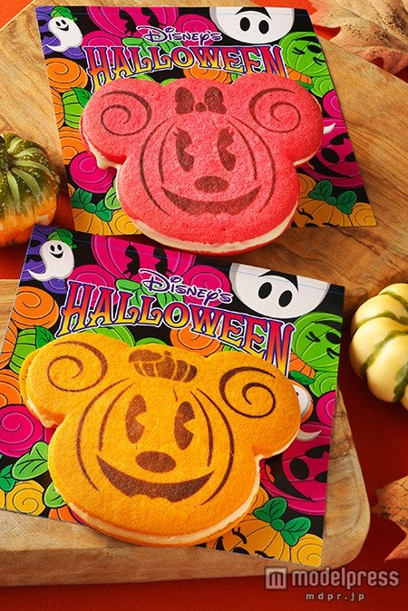 TDL：ホワイトチョコレートサンドクッキー（パンプキン／ラズベリー）各￥310（C）Disney