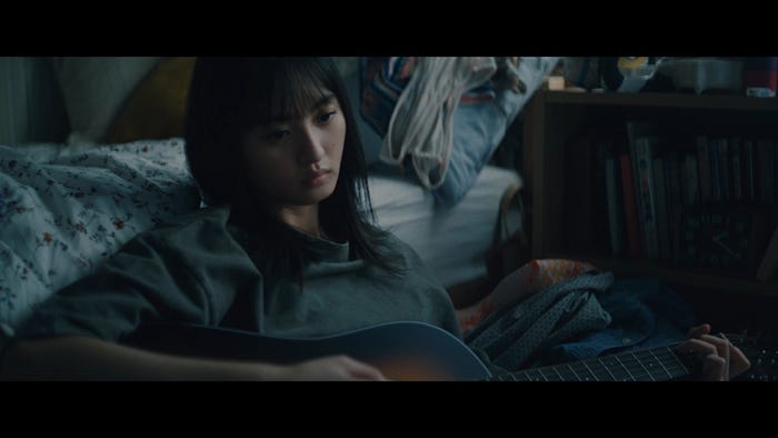 乃木坂46「泥だらけ」Music Videoより (提供写真)