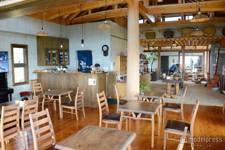  沖縄恩納村「土花土花」 開放感いっぱいの店内