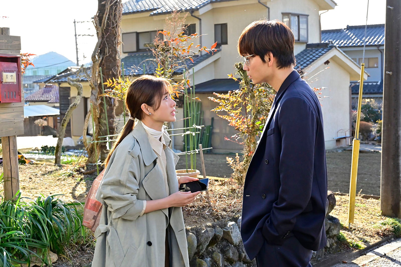 ホテル誘致が決まったと聞き、「話が違う」と倫太郎（右：綾野剛）を問いただす海音（左：石原さとみ）（C）日本テレビ