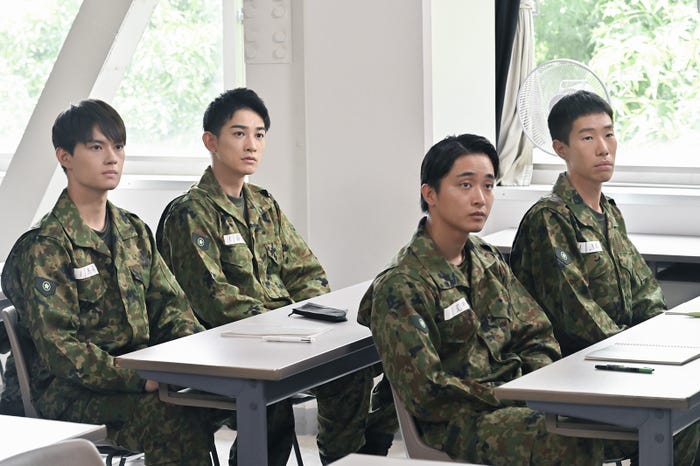 (左手前から)佐野勇斗、町田啓太(右手前から)佐藤寛太、坂口涼太郎/「テッパチ!」第5話より(C)フジテレビ