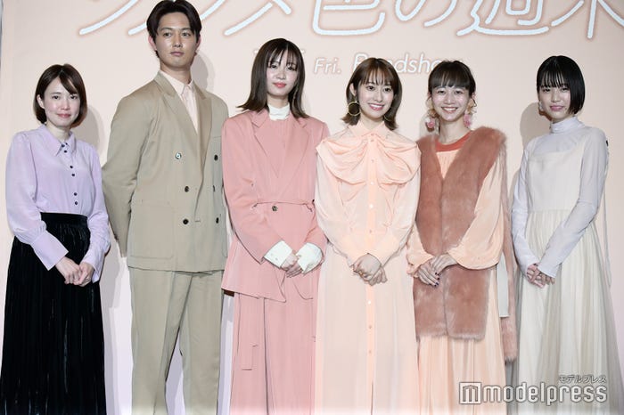 穐山茉由監督、工藤阿須加、岡崎紗絵、桜井玲香、三戸なつめ、中井友望 (C)モデルプレス