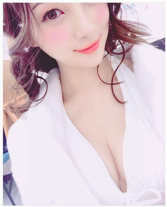 足立梨花「奇跡の谷間」あらわな水着ショット公開「魅力倍増」「ドキドキする」と注目集まる