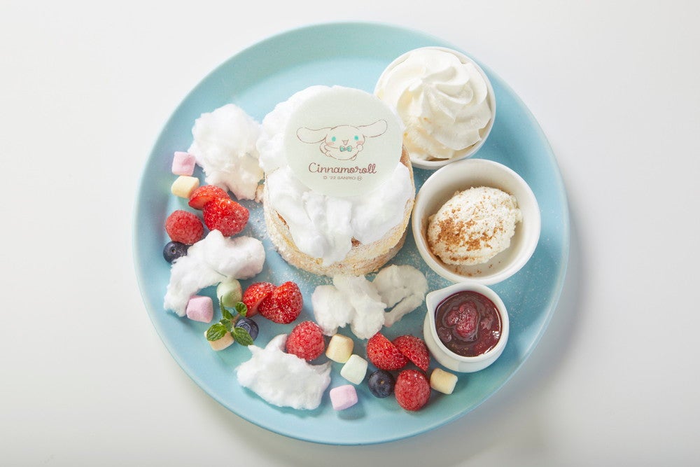 【青いお空と真っ白な雲のふわふわシナモロールパンケーキ】1,628円／提供画像