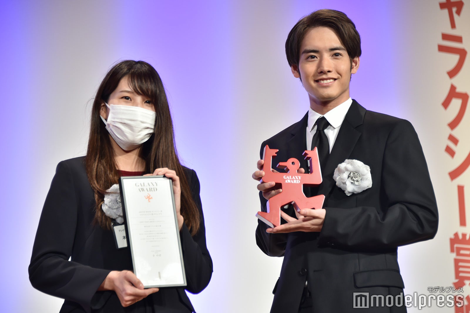 本間かなみプロデューサー、赤楚衛二（C）モデルプレス