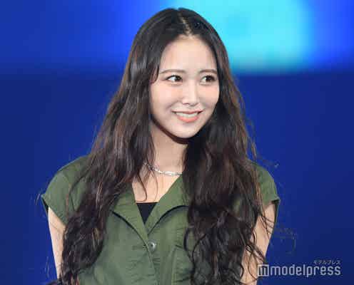 白間美瑠、デコ出し&艶肌魅せのノースリ姿でキュートさ溢れる<札幌コレクション 2022 S/S>