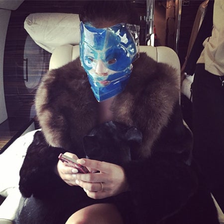 レディー・ガガ、旅のお供はあの有名キャラの怪しげマスク？