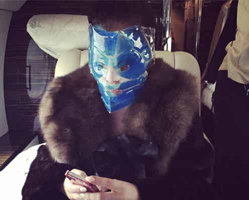 レディー・ガガ、旅のお供はあの有名キャラの怪しげマスク?