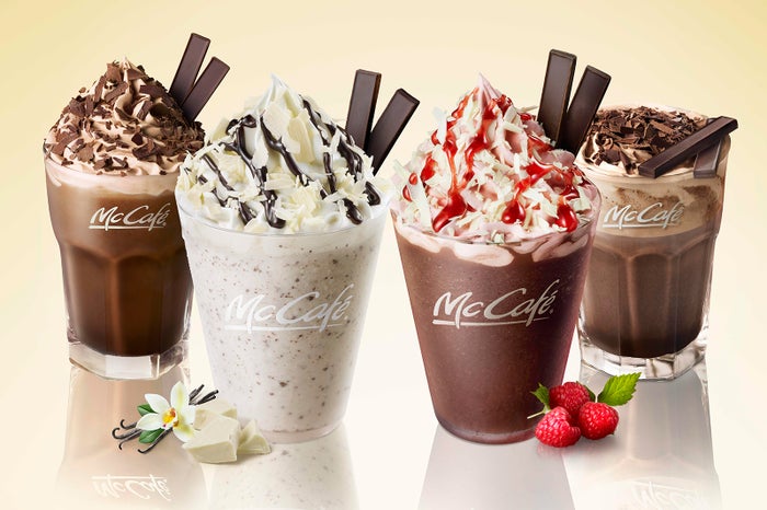 左から「プレミアムアイスチョコレート」、「プレミアムホワイトチョコレートフラッペ」、「プレミアムラズベリーチョコレートフラッペ」、「プレミアムホットチョコレート」 /画像提供:日本マクドナルド