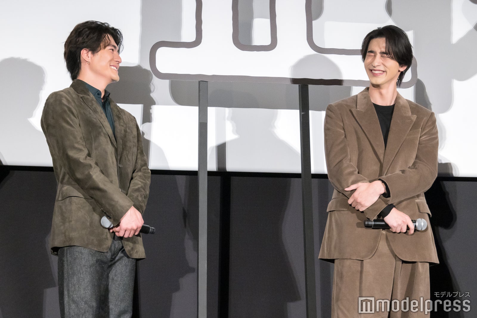 笑い合う森本慎太郎、横浜流星（C）モデルプレス