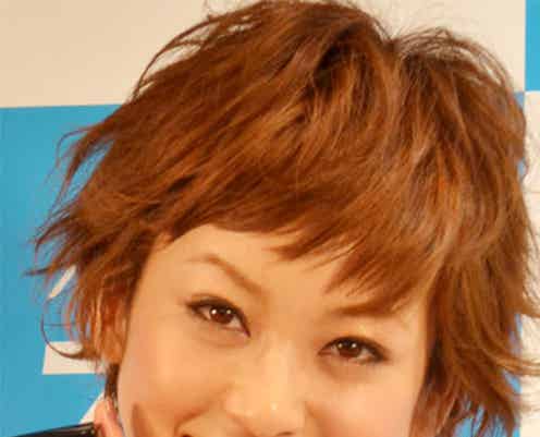 西山茉希、背中ざっくり超ミニで”おしゃれメガネ女子”に変身