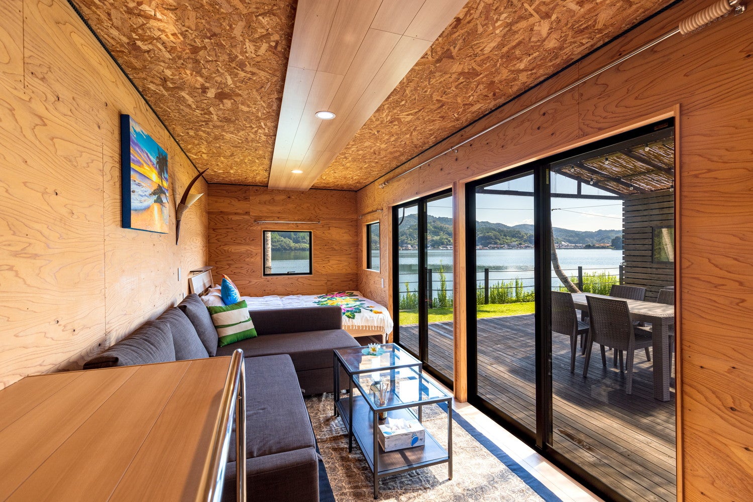 テレビをあえて置かいておらず、のどかな自然との繋がりを感じられる／提供画像