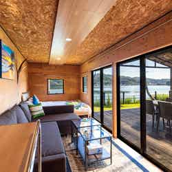 テレビをあえて置かいておらず、のどかな自然との繋がりを感じられる/提供画像