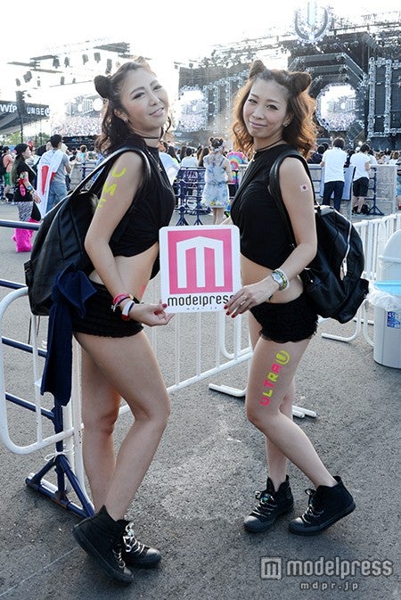 ブラックコーデは肌見せ