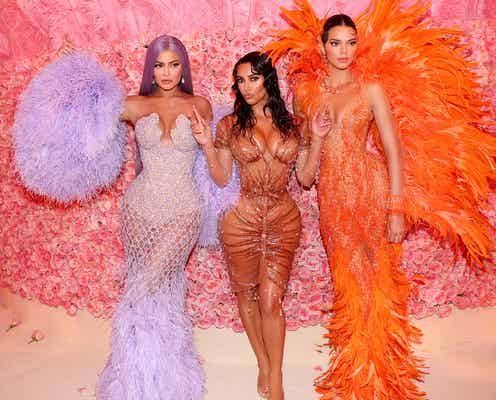 キム・カーダシアン&ケンダル・ジェンナー&カイリー・ジェンナーのSEXYドレスに注目 一族で「MET GALA」登場でインパクト大