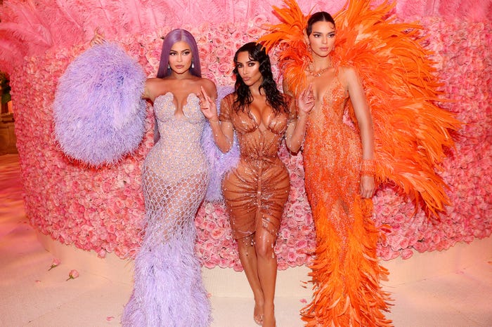 「MET GALA2019」でのカイリー・ジェンナー、キム・カーダシアン、ケンダル・ジェンナー(写真:Getty Images)