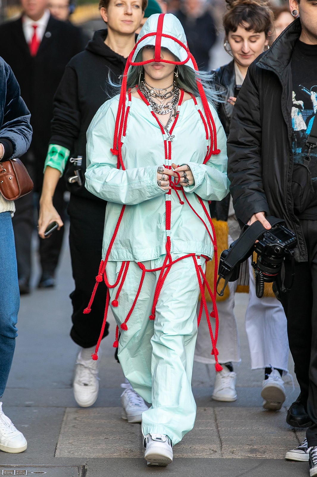 ビリー アイリッシュ 服を脱ぎ下着姿に 訴えたメッセージとは モデルプレス