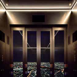 天望デッキから天望回廊までの天望シャトルシースルーエレベーター（イメージ）（C）TOKYO-SKYTREE