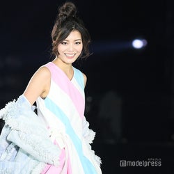 注目の美女・蜂谷晏海、台湾でも美貌際立つ 肌見せスタイルでランウェイ<ASIA FASHION AWARD 2018>