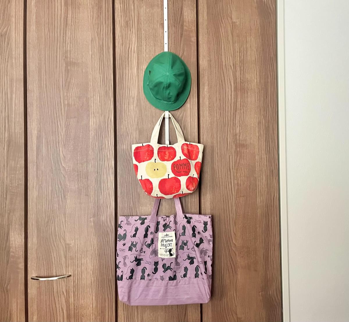 【本音レビュー】ニトリ「高さが調節できるドアハンガー」で子どもの置きっぱなし問題が変わった？