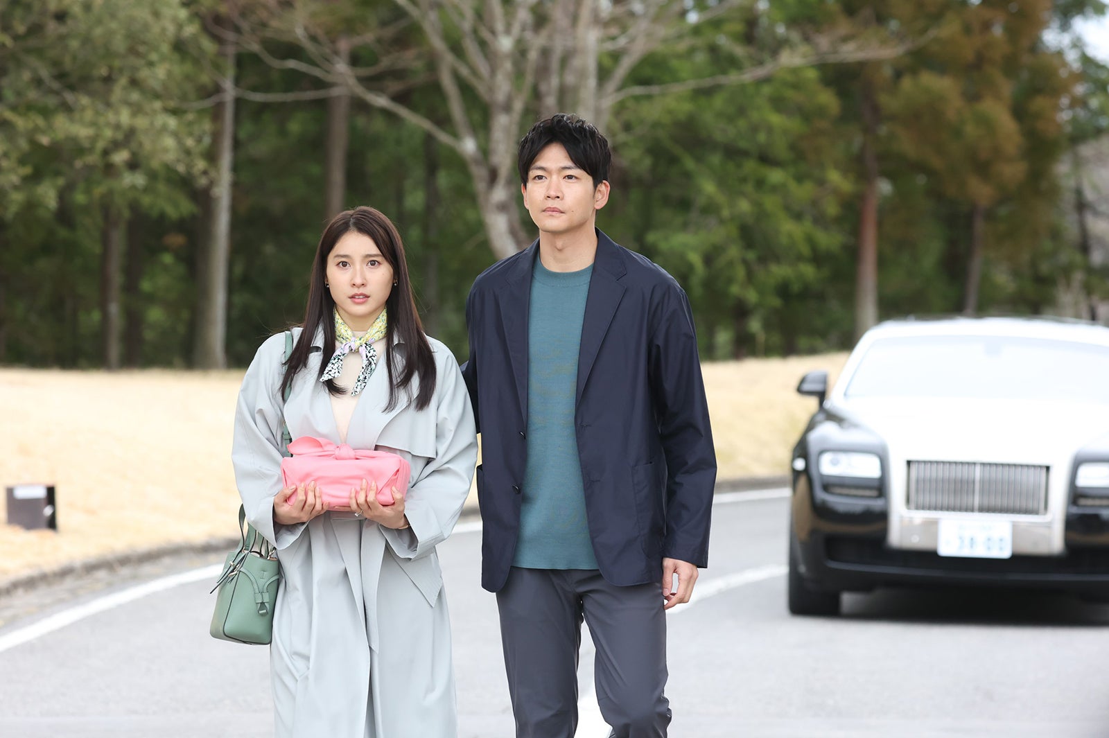 土屋太鳳、松下洸平／「やんごとなき一族」第1話より（C）フジテレビ