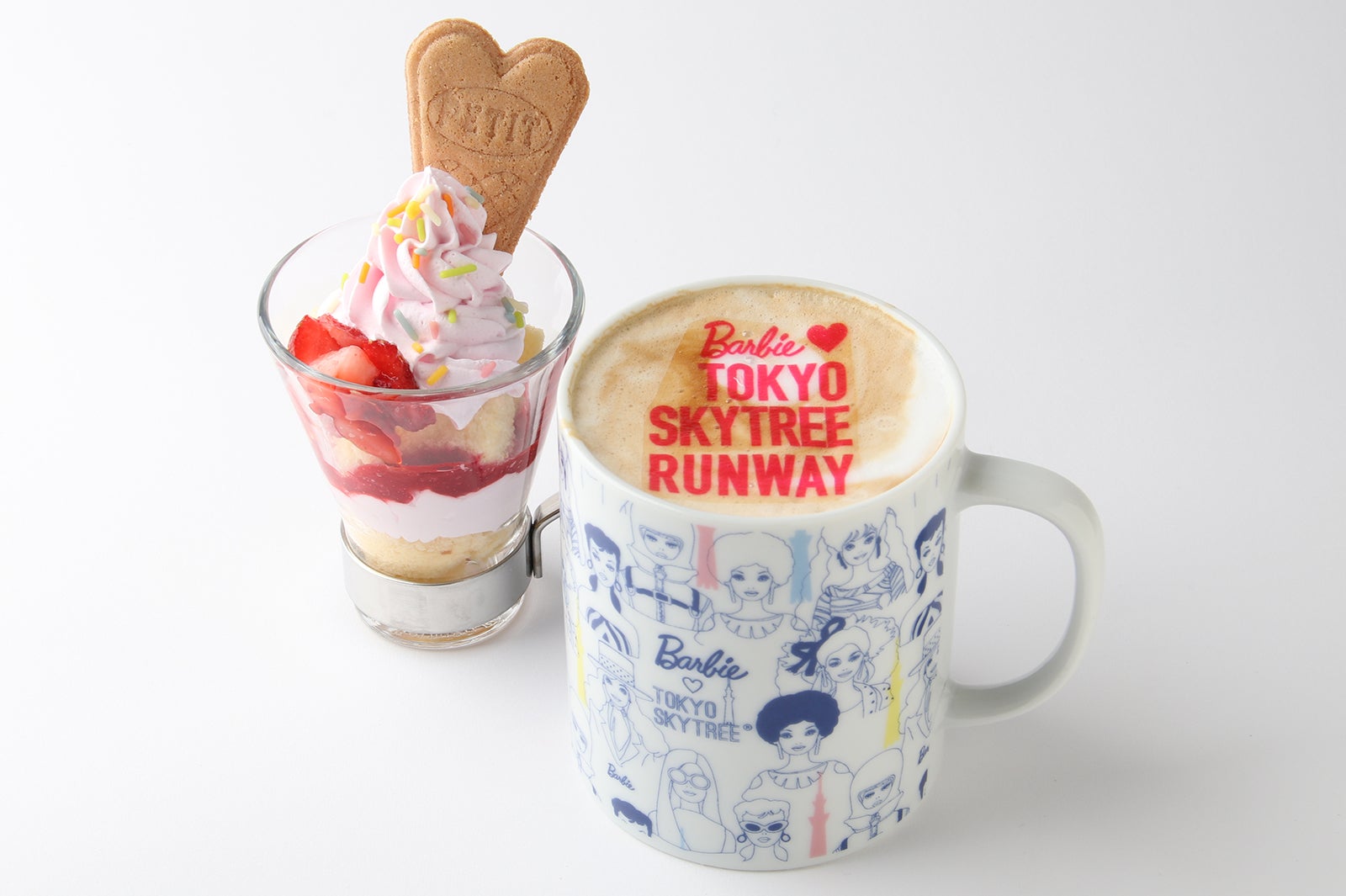 ランウェイカプチーノ&ミニケーキ ¥1,000（C）2019 Mattel，All Rights Reserved．（C）TOKYO-SKYTREE