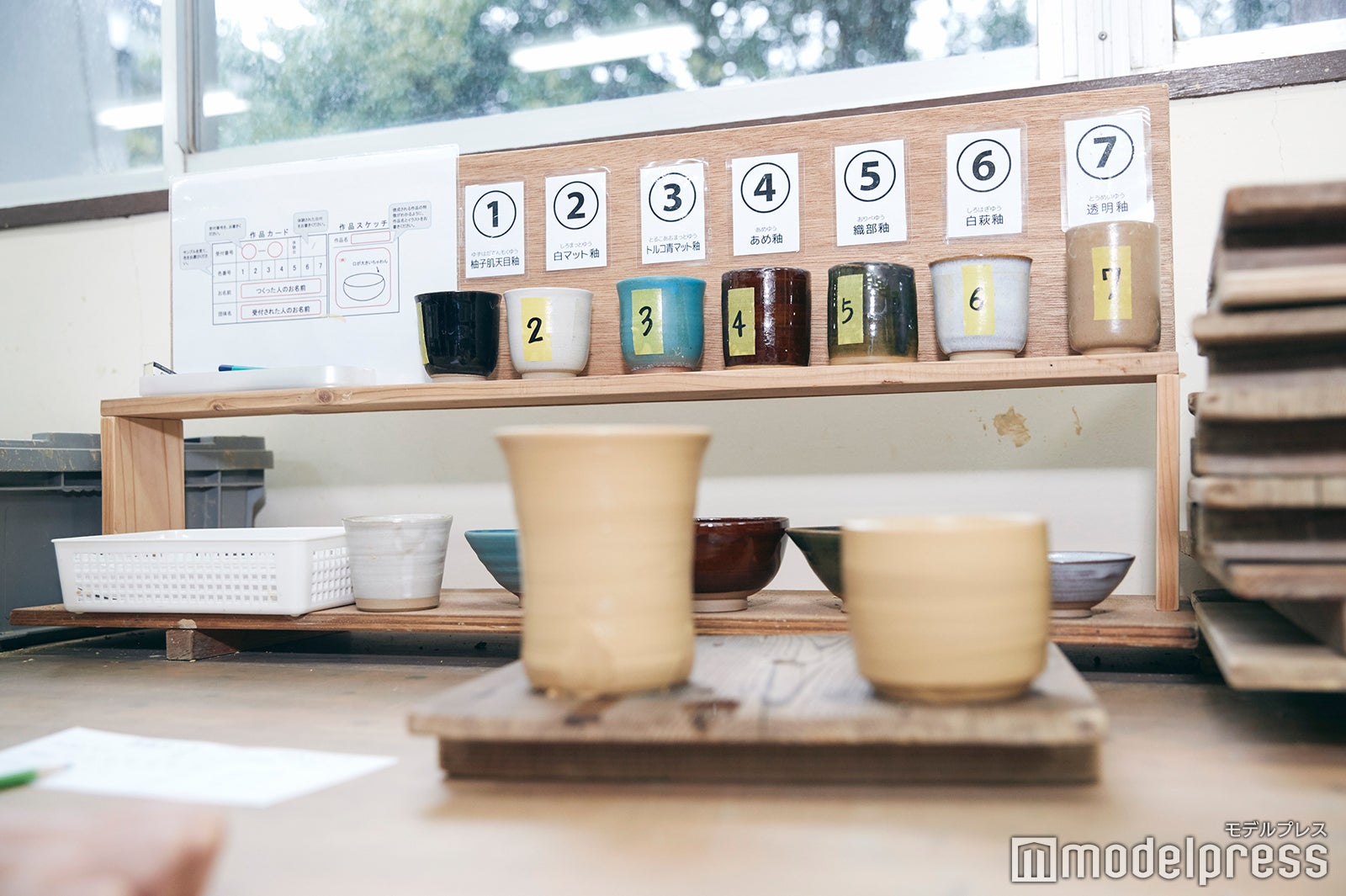 釉薬は7色から選ぶことが可能。どれも美しくて迷ってしまう…。 （C）モデルプレス