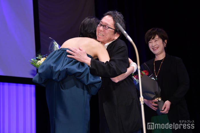 高橋伴明監督とハグをする板谷由夏(C)モデルプレス