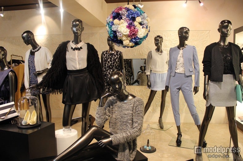 丸みとボリュームを持たせ柔らかさとタイトなラインの強さが女性らしさを生む