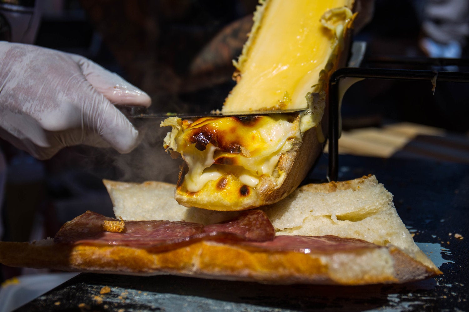 熱々のラクレット／画像提供：スモーガスバーグさいたま新都心実行委員会