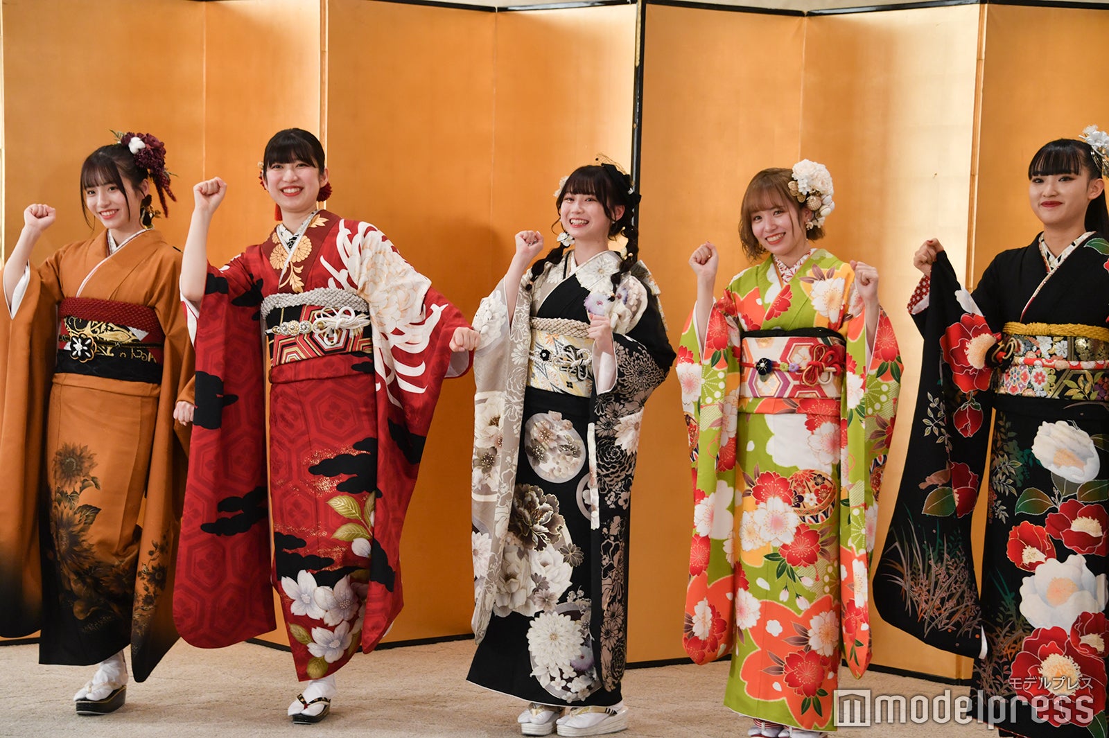 “ホップステップジャンプ”ポーズをする（左から）平田侑希、吉田華恋、山田杏華、平野ひかる、歌田初夏 （C）モデルプレス