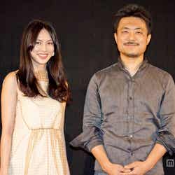 臼田あさ美(左)と舩橋淳監督(右)