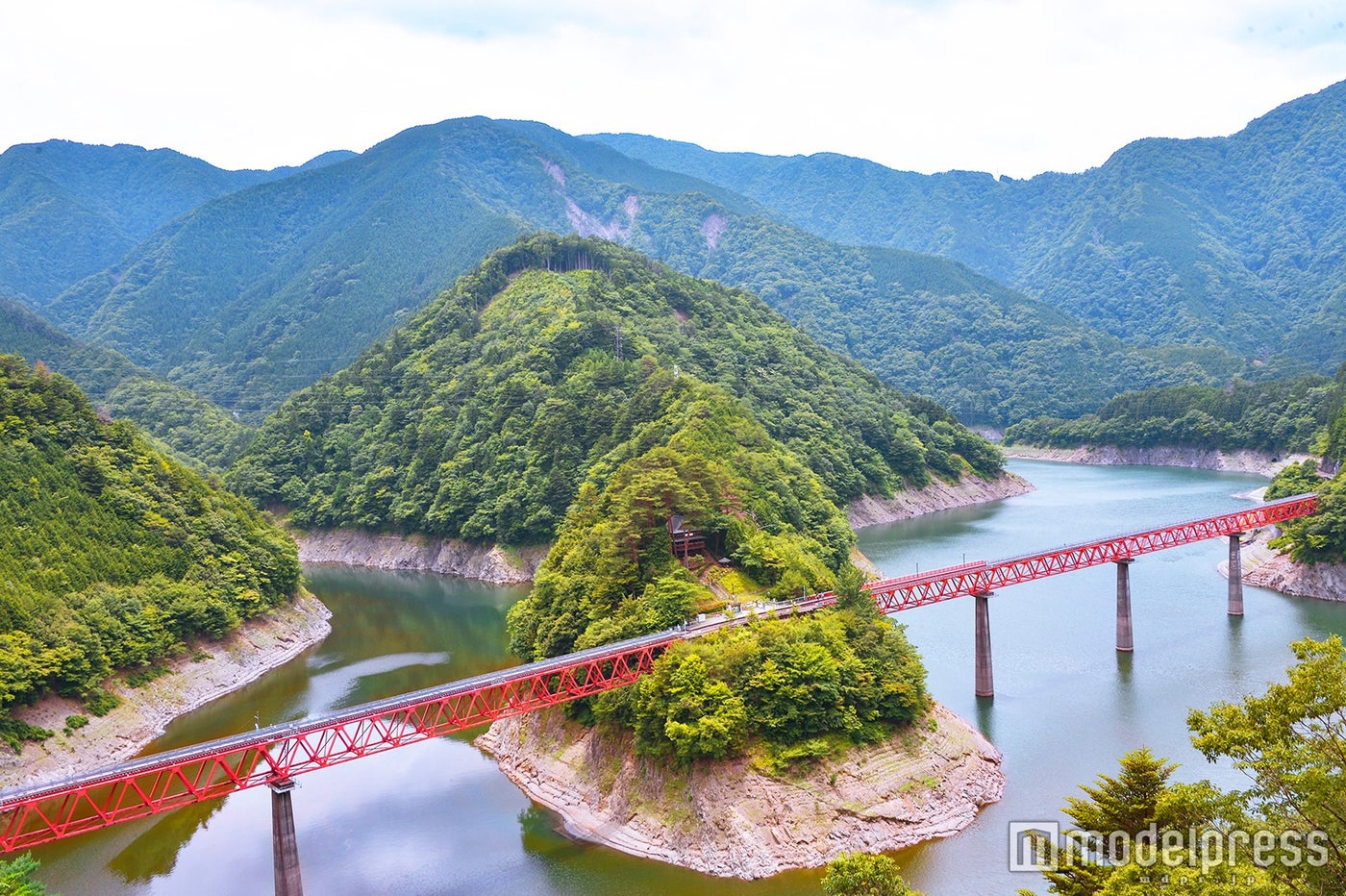 日本唯一の湖上秘境駅でサプライズ体験　ヨーロッパのような息を飲む絶景にうっとり （C）モデルプレス