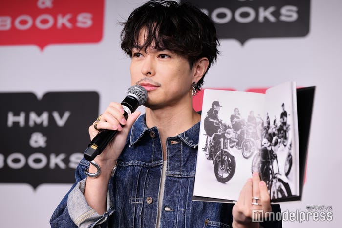 お気に入りショットをアピールする今市隆二(C)モデルプレス(C)モデルプレス