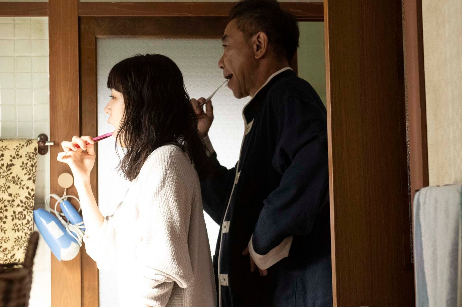 奈緒、木梨憲武「春になったら」第2話より（C）カンテレ