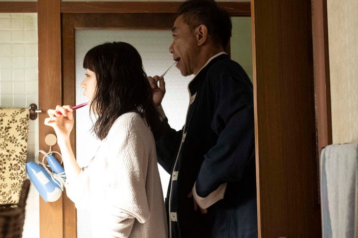 奈緒、木梨憲武「春になったら」第2話より(C)カンテレ