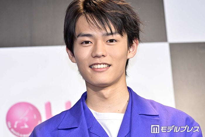 日向亘、幼少期ショットが「美少年」「顔整いすぎ」と話題 20歳バースデー迎え豪華芸能人から祝福続々