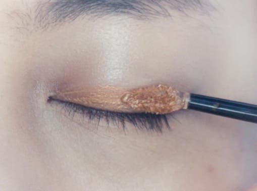 チップでひと塗り。まるで目もとのグロスのようなうるおいツヤと立体発色がクリスマスにピッタリ!