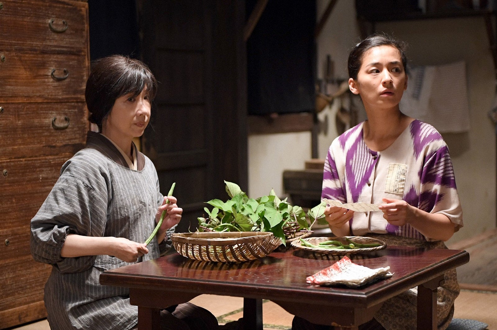 伊藤蘭、尾野真千子／「この世界の片隅に」第8話より（C）TBS