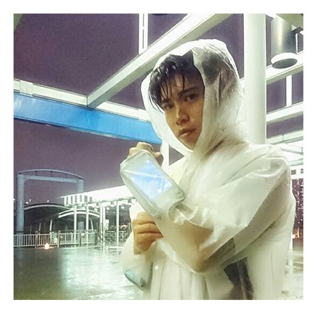 豪雨の中フル装備で「ポケモンGO」/成田童夢オフィシャルブログ(Ameba)より